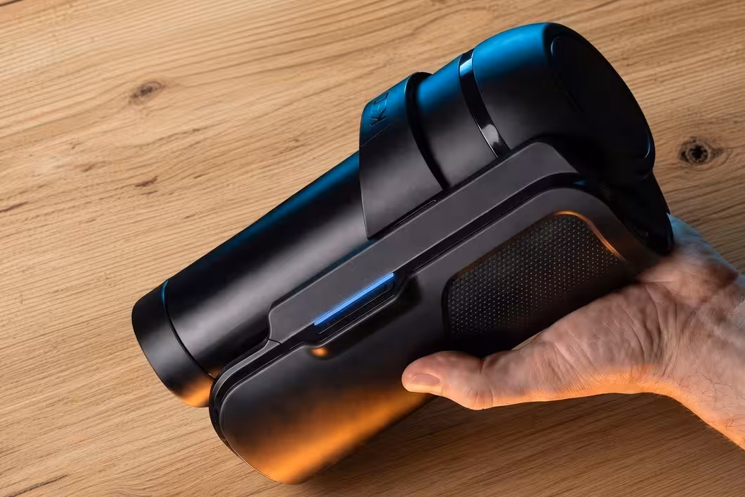 kiiroo KEON 2 in hand